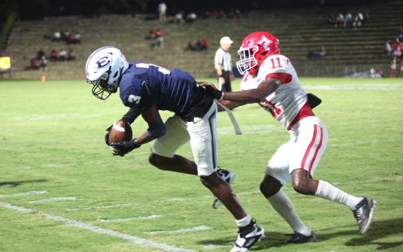 Winn hauls in a pass on the sideline in Elbert County's 24-17 loss to Lincoln County September 12, 2025. (Photo by Bo Underwood)