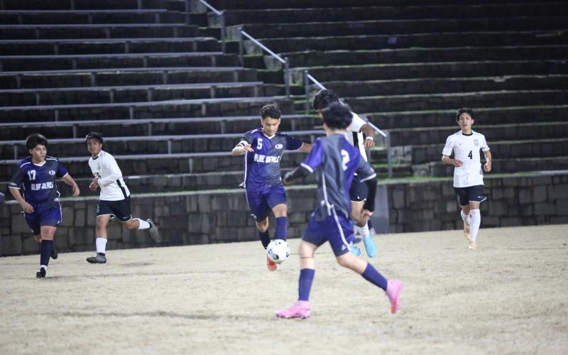 Ronny Medellin (5) dribbles the ball. (Photo by Bo Underwood)