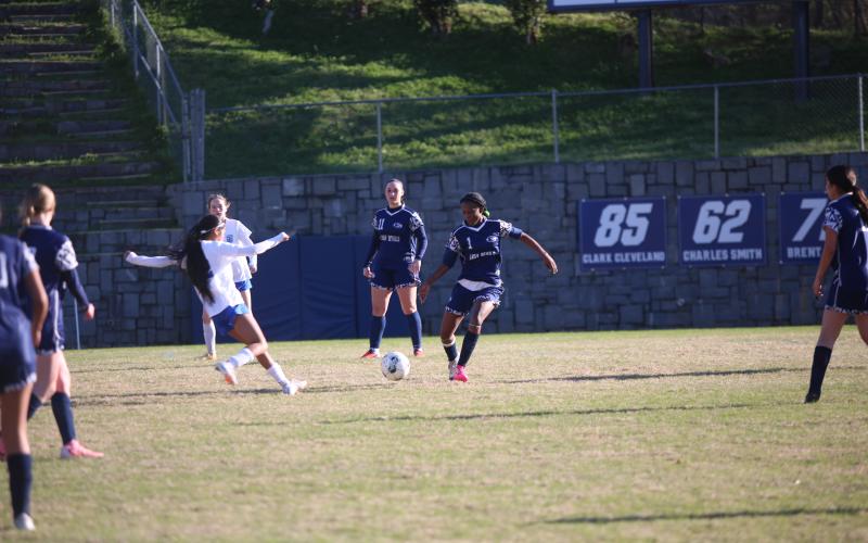 Promouz Goodman defends a shot attempt. (Photo by Bo Underwood)