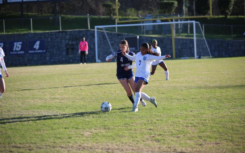 Bella Powell fights for the ball. (Photo by Bo Underwood)