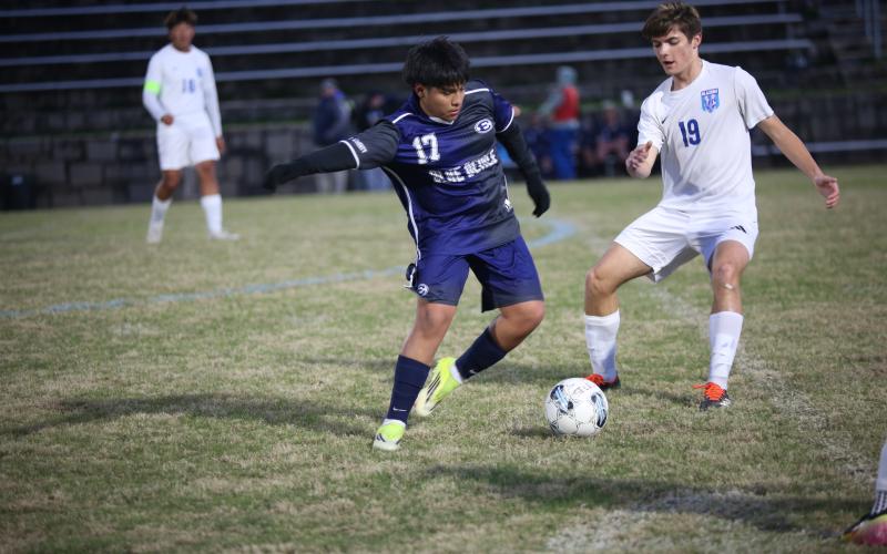 Jetzi Bernal engages his opponent. (Photo by Bo Underwood)