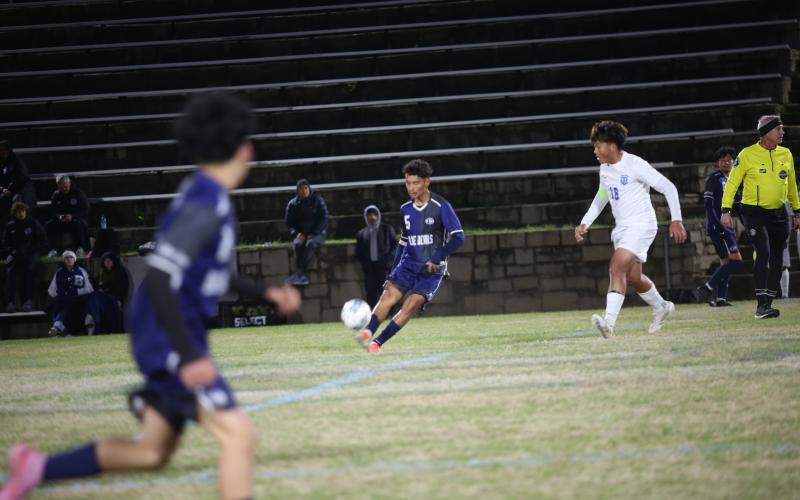 Ronny Medellin takes a free kick. (Photo by Bo Underwood)