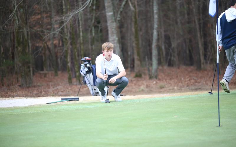 Madden Drake surveys the green. (Photo by Bo Underwood)