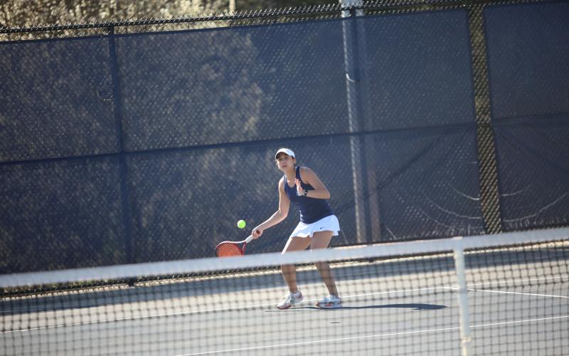 Emily Poon returns serve. (Photo by Bo Underwood)