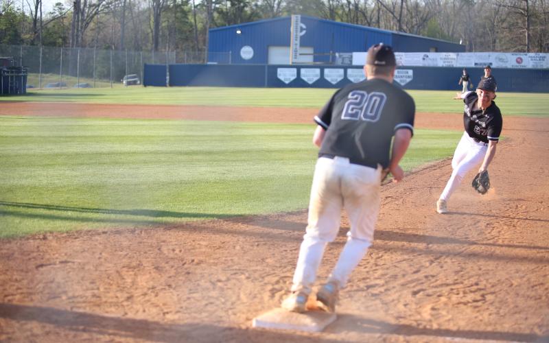 Rylan Brown prepares to flip the ball to Alex Higginbotham. (Photo by Bo Underwood)