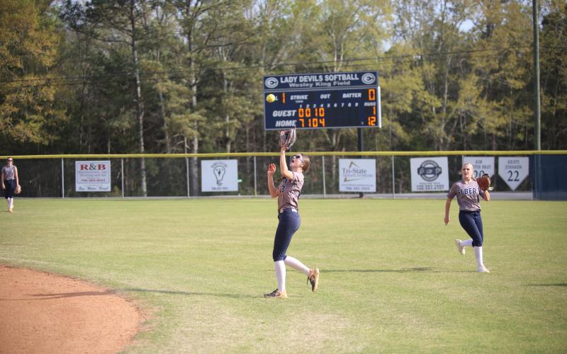 Bryleigh Dickerson catches a fly ball. (Photo by Bo Underwood)
