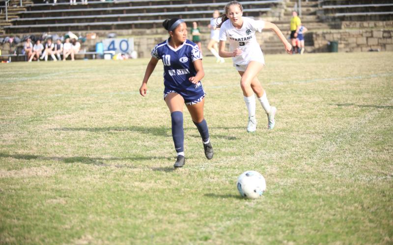 Kimberly Hernandez collects the ball. (Photo by Bo Underwood)