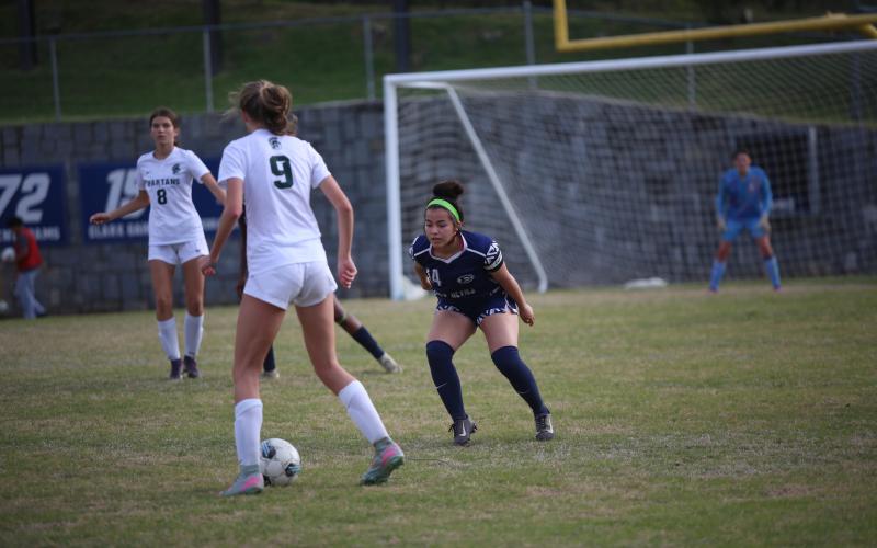 Carina Medellin defends her opponent. (Photo by Bo Underwood)