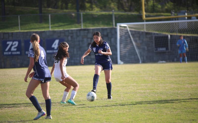 Dayana Tapia Mota engages her opponent. (Photo by Bo Underwood)
