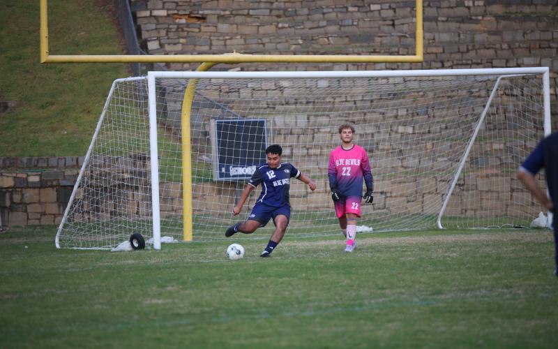Alvin Medellin clears the ball. (Photo by Bo Underwood)