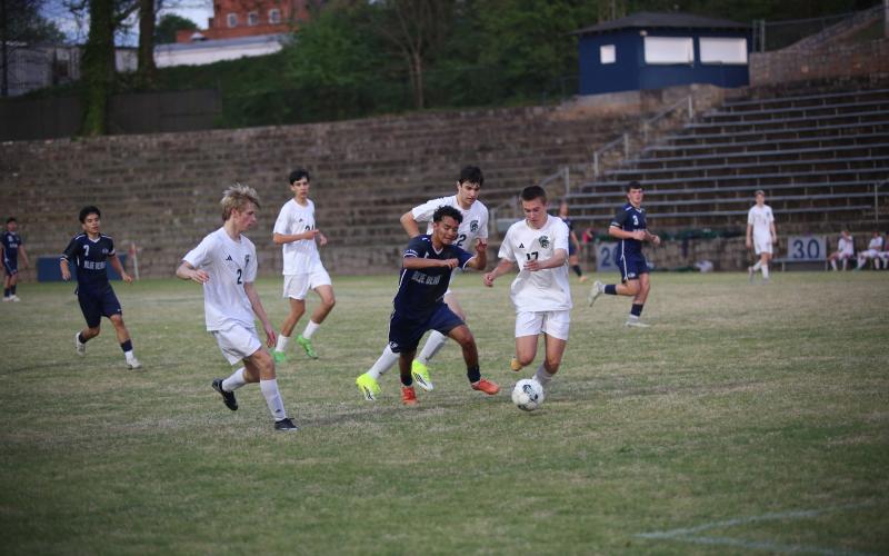 Ronny Medellin tries to break away from defenders. (Photo by Bo Underwood)