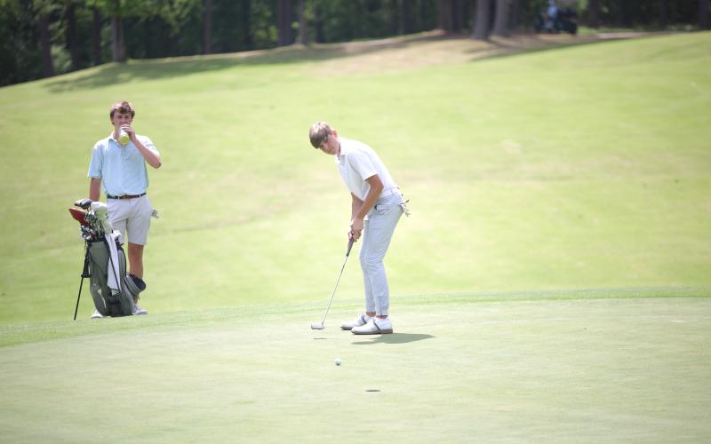 Carson Amabile putts the ball at the 2026 Granite City Classic on Monday, April 13. The Elbert County boys’ golf team finished second overall at the 18-hole tournament at Arrowhead Pointe. (Photo by Bo Underwood)