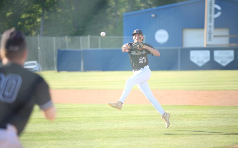 Rylan Brown makes the throw from second base. (Photo by Bo Underwood)
