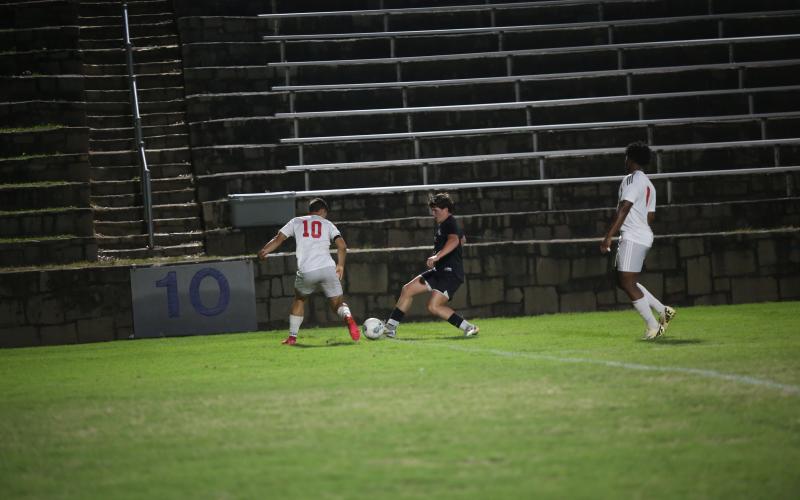 Harrison Matthews evades a defender. (Photo by Bo Underwood)