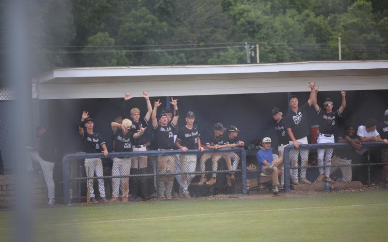 Elbert County players throw up ‘devil horns’. (Photo by Bo Underwood)