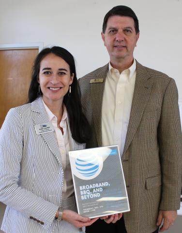 Chamber President Leslie Friedman (left) and AT&T’s Paul Chambers. (Photo by Scoggins) 