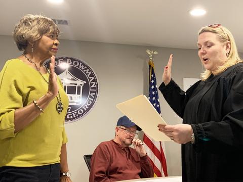 Stephanie Hewell (right) swears in Bowman council member Mary Clark. (Photo by Scoggins)