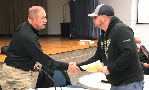 Board chairman Ben Baker thanks Kyle Bagwell for his remarks. (Photo by Jones)