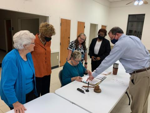 City Attorney Richard Campbell (far right) shows Mayor Roberta Rice (middle) where to sign to officially enter into an agreement with theGeorgia Environmental Finance Authority for a $1 million loan from the Drinking Water State Revolving Fund that will improve the city’s water system and could be see forgiveness of over half of the loan. Watching Rice sign the agreement were (L-R) council members Betty Jo Maxwell, Mary Clark, city clerk Cynthia Johansen and Henrietta Williams. (Photo by Scoggins) 