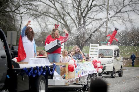 A float from Holly Springs Baptist Church brought ‘snow’ to the Bowman Christmas parade through the use of a snow machine Saturday, Dec. 10. See more photos from the festive parade on page 16. (Photo by Scoggins)