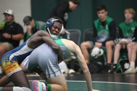 Bry Harper fights for control during Elbert’s match against Franklin Nov. 22. (Photo by Wells)