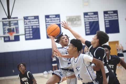 Elijah Gaines gets a shot up past a Hart County defender against the Bulldogs Jan. 11. (Photo by Wells)