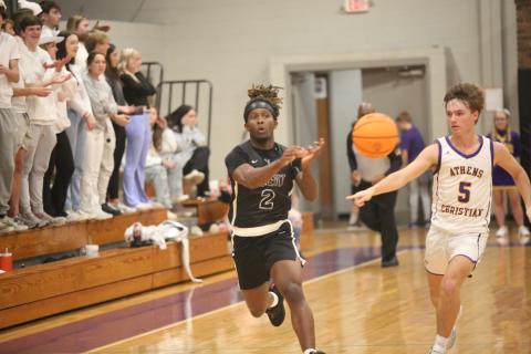 Boaz Goodman passes to a teammate during Elbert’s game against Athens Christian Jan. 12. (Photo by Wells)