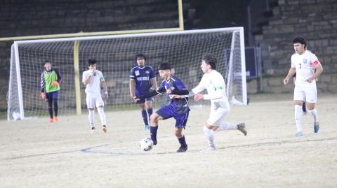 Daniel Ezqueda dribbles past a Barrow defender during Elbert’s 3-2 loss to the Flames. (Photo by Wells)