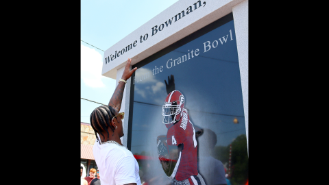 Mecole Hardman looks at the newly unveiled monument in his honor. (Photo by Weeks)