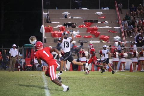 Brady Dickerson catches a 22-yard touchdown pass during Elbert’s 31-28 loss to Lincoln County Sept. 12. (Photo by Wells)