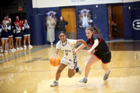 Tiyah Turman beats a Rabun County defender and drives to the basket during Elbert’s 52-41 win over the Lady Cats in the Inferno Jan. 27. (Photo by Wells)