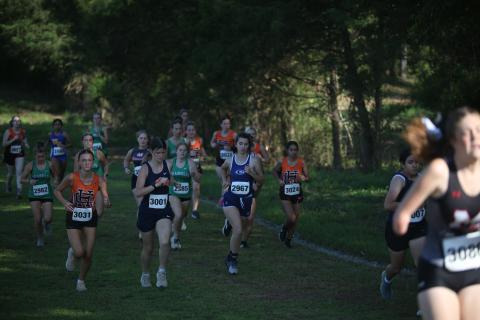 Kennedy Ray runs in a host of competitors during the Bulldog Classic hosted by Hart County Aug. 27. (Photo by Bo Underwood)