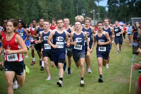 Elbert County cross country runners run in Elbert’s home meet on Sept. 25. (Photo by Bo Underwood)