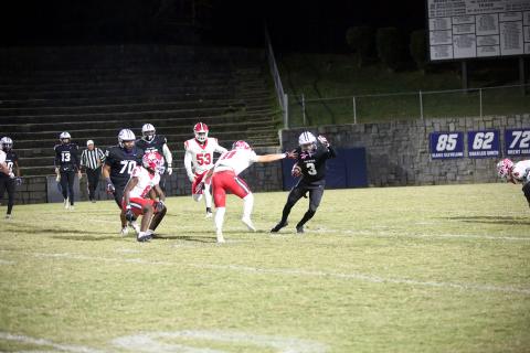 D.K. Winn (3) jukes a defender in Elbert’s 31-23 loss to Rabun County on Oct. 31. (Photo by Bo Underwood)