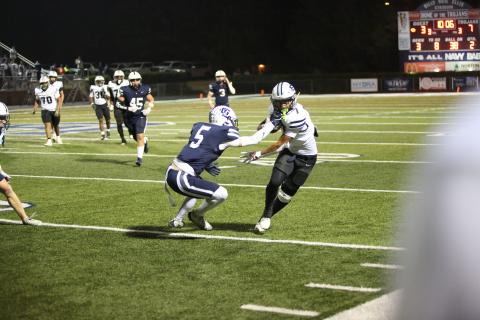 Jose Rodriguez avoids a tackle in Elbert’s 17-12 playoff loss to Gordon Lee. (Photo by Bo Underwood)