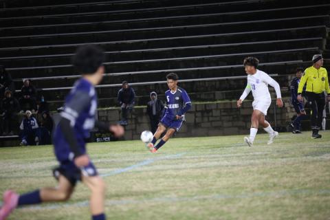 Ronny Medellin takes a free kick. (Photo by Bo Underwood)