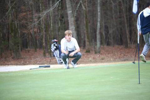 Madden Drake surveys the green. (Photo by Bo Underwood)