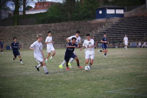 Ronny Medellin tries to break away from defenders. (Photo by Bo Underwood)