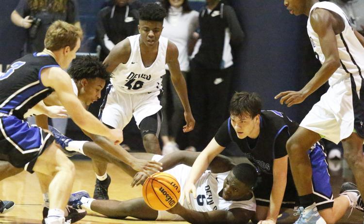 Blue Devils (L-R) Christian Harris, Ben Rucker, Tobias Jones and Kobin Eberhardt battle Leopards (L-R) Sawyer Pace and Carl Cleveland in the closing seconds of Elbert County’s 54-51 loss to Banks County Jan. 24 in Elberton. (Photos by Cary Best)