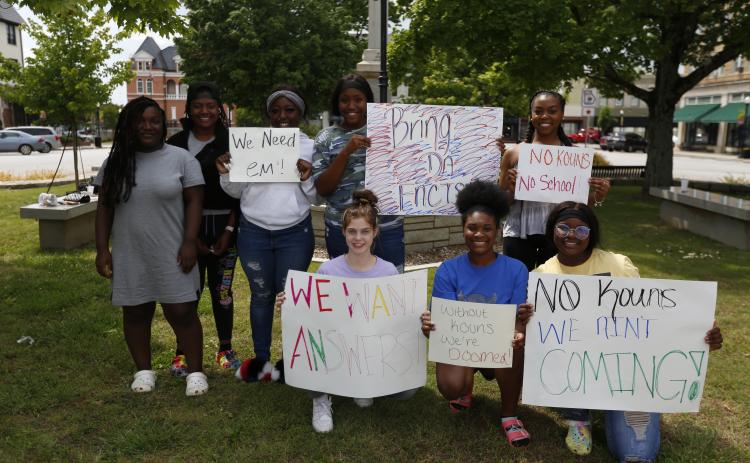 Students gathered on the downtown square Monday, May 17 to protest ECCHS Principal Jason Kouns' resignation. (Photo by Scoggins)