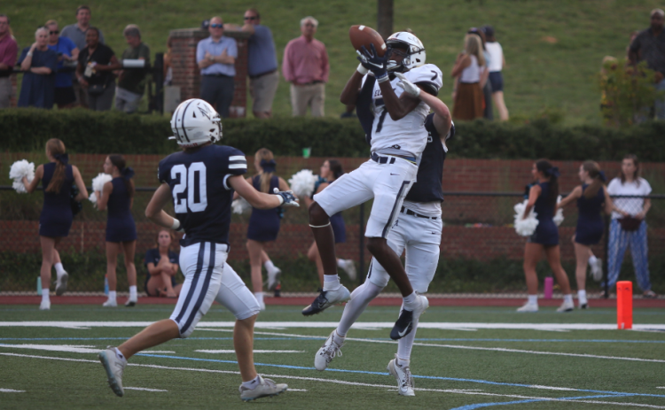 D.K. Winn makes a leaping catch in double coverage during Elbert County’s 45-40 win over Mount Vernon Sept. 29. (Photo by Wells)