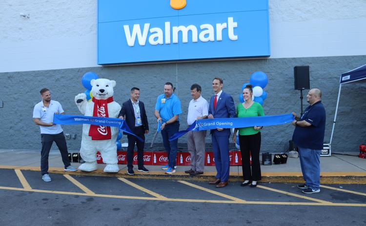 Walmart Market Manager Jeff Byrd, local store manager Alan Belford, Chamber of Commerce representative Tyler Taylor, Mayor Daniel Graves, and Chamber of Commerce Executive Director Rebecca Long cut the ribbon for the grand re-opening of Walmart #1701. (Photo by Weeks)