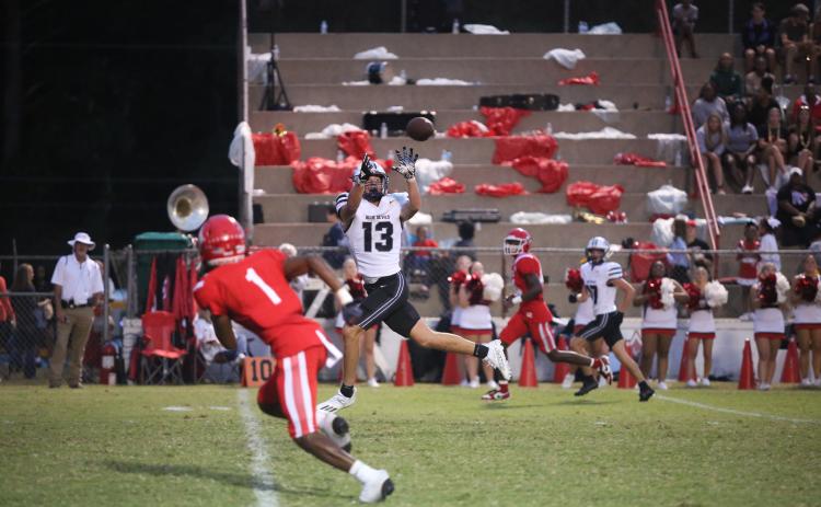 Brady Dickerson catches a 22-yard touchdown pass during Elbert’s 31-28 loss to Lincoln County Sept. 12. (Photo by Wells)