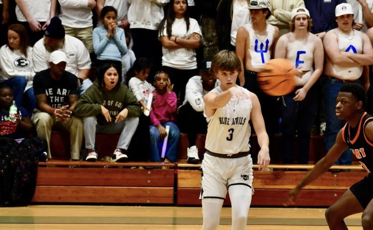 Grady Jones passes the ball to his teammate during Elbert's loss to Hart County. (Photo courtesy of Elbert County True Blue)