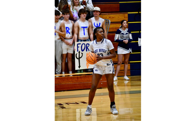 Zy Belcher looks for an open teammate at the top of the key during the Elbert’s 54-23 win over Hart Dec. 14. (Photo courtesy of Elbert County True Blue)