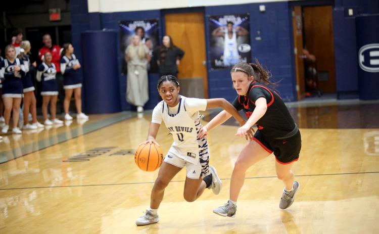Tiyah Turman beats a Rabun County defender and drives to the basket during Elbert’s 52-41 win over the Lady Cats in the Inferno Jan. 27. (Photo by Wells)
