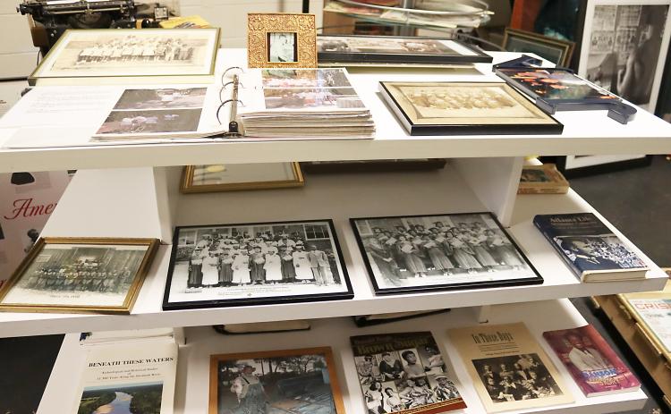 A display of photographs decorate the interior of the Jim-Ree Museum.