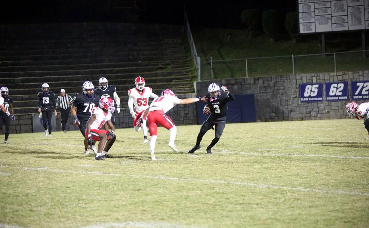 D.K. Winn (3) jukes a defender in Elbert’s 31-23 loss to Rabun County on Oct. 31. (Photo by Bo Underwood)