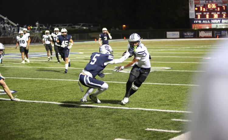 Jose Rodriguez avoids a tackle in Elbert’s 17-12 playoff loss to Gordon Lee. (Photo by Bo Underwood)