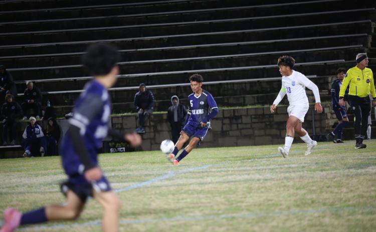 Ronny Medellin takes a free kick. (Photo by Bo Underwood)